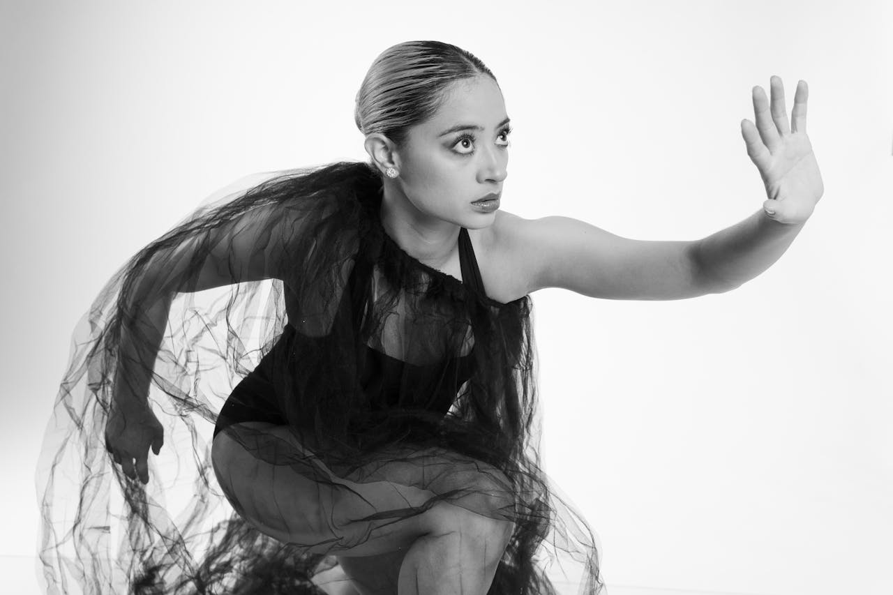 portfolio-04 Dynamic black and white portrait of a female ballet dancer in motion, Mexico City.